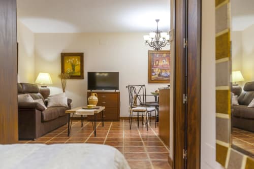 ALOJAMIENTOS VICTORIA | Habitación, moderna de lujo cálida en el centro de Sigüenza con jacuzzi privado 