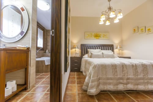 ALOJAMIENTOS VICTORIA | Habitación, moderna cálida de lujo en el centro de Sigüenza con jacuzzi privado 