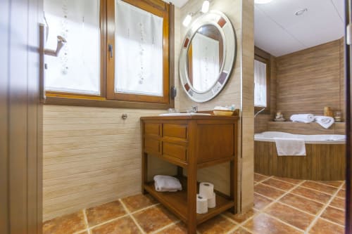 ALOJAMIENTOS VICTORIA | Habitación, moderna cálida en el centro de Sigüenza con jacuzzi privado 