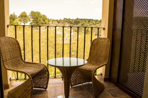 ALOJAMIENTOS VICTORIA | Habitación, moderna cálida en el centro de Sigüenza con salón privado y vistas a jardines 