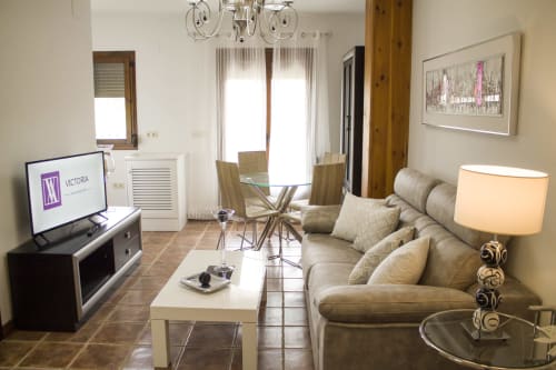 ALOJAMIENTOS VICTORIA | Habitación, moderna cálida en el centro de Sigüenza con salón privado y vistas a jardines, TV