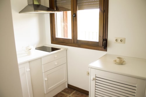 ALOJAMIENTOS VICTORIA | Habitación, moderna cálida toda equipada en el centro de Sigüenza con salón privado y vistas a jardines 