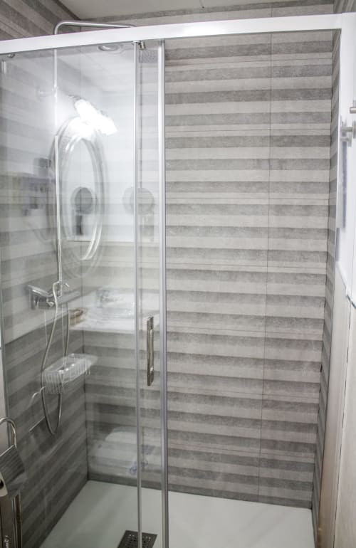 ALOJAMIENTOS VICTORIA | Habitación, moderna cálida con baño pridvado en el centro de Sigüenza con salón privado y vistas a jardines 