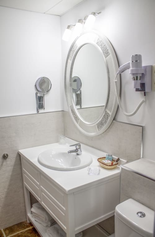 ALOJAMIENTOS VICTORIA | Habitación, moderna cálida en el centro de Sigüenza con salón privado y vistas a jardines 