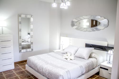 ALOJAMIENTOS VICTORIA | Habitación, moderna cálida en el centro de Sigüenza con salón privado y vistas a jardines 