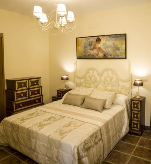 ALOJAMIENTOS VICTORIA | Amplia Habitación en el centro de Sigüenza, moderna, cálida con salón privado y vistas a jardines 