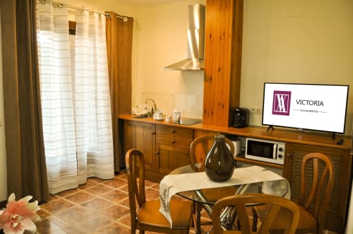 ALOJAMIENTOS VICTORIA | Amplia Habitación en el centro de Sigüenza, moderna, cálida con salón privado y vistas a jardines 