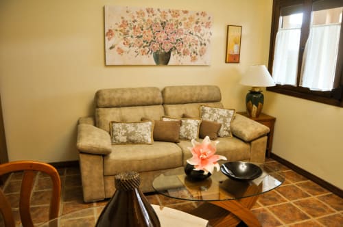ALOJAMIENTOS VICTORIA | Amplia Habitación en el centro de Sigüenza, moderna, cálida con salón privado y vistas a jardines 