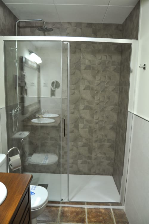ALOJAMIENTOS VICTORIA | Amplia Habitación en el centro de Sigüenza, moderna, cálida con salón privado y vistas a jardines con baño privado 