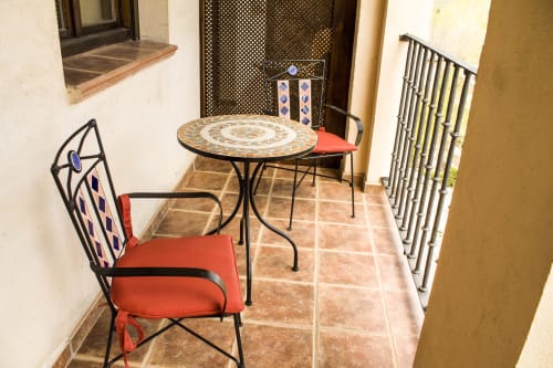 ALOJAMIENTOS VICTORIA | Amplia Habitación en el centro de Sigüenza, moderna, cálida con salón privado y vistas a jardines 