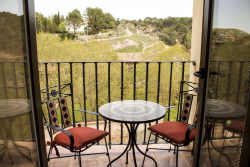 ALOJAMIENTOS VICTORIA | Amplia Habitación en el centro de Sigüenza, moderna, cálida con salón privado y vistas a jardines y montañas 
