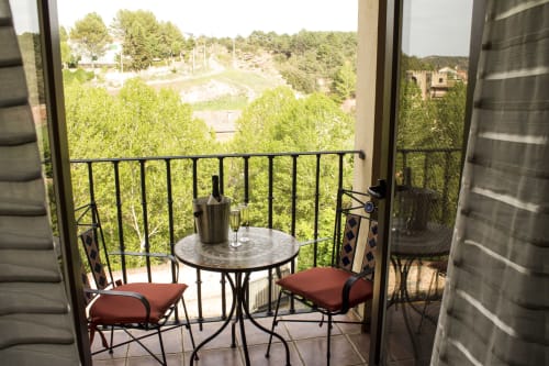 ALOJAMIENTOS VICTORIA | Amplia Habitación en el centro de Sigüenza, moderna, cálida con salón privado y vistas a jardines 