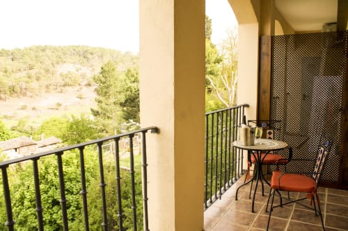 ALOJAMIENTOS VICTORIA | Amplia Habitación en el centro de Sigüenza, moderna, cálida con salón y balcón privado y vistas a jardines 