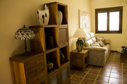 ALOJAMIENTOS VICTORIA | Amplia Habitación en el centro de Sigüenza, moderna, cálida con salón privado y vistas a jardines 