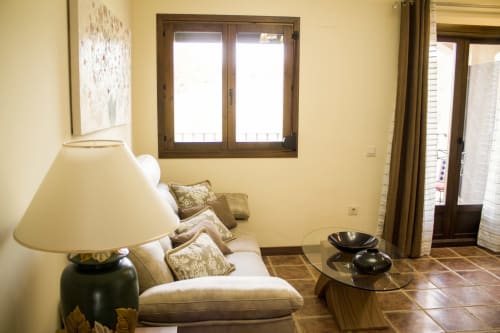 ALOJAMIENTOS VICTORIA | Amplia Habitación en el centro de Sigüenza, moderna, cálida con salón privado y vistas a jardines, Wifi