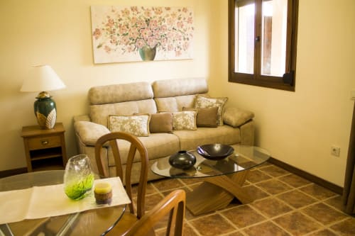 ALOJAMIENTOS VICTORIA | Amplia Habitación en el centro de Sigüenza, moderna, cálida con salón privado y vistas a jardines 