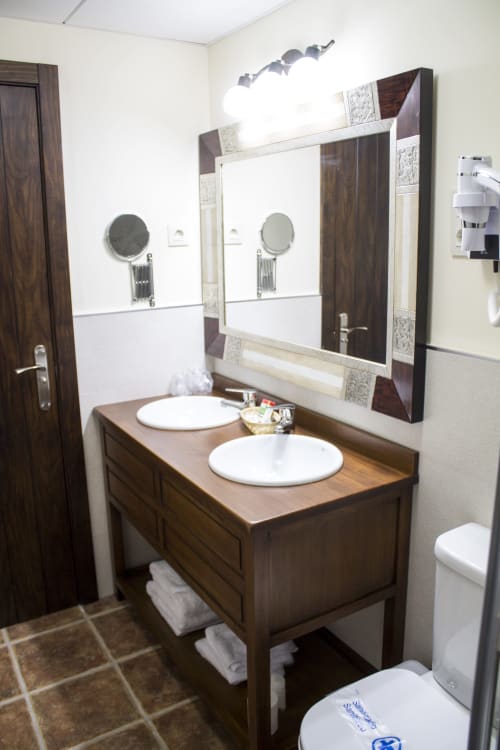 xALOJAMIENTOS VICTORIA | Amplia Habitación en el centro de Sigüenza, moderna, cálida con salón privado y vistas a jardines y baño privado 