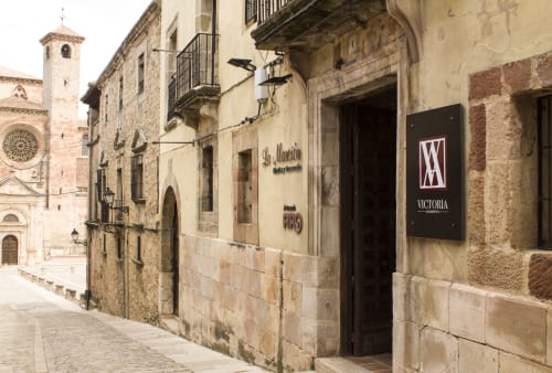 ALOJAMIENTOS VICTORIA | la entrada de una encantadora casa rural en Sigüenza con la catedral 