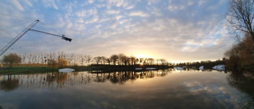 Vue paisible du lac aux Forges Du Lou avec reflets d'arbres et ciel de coucher de soleil à Jugon-les-Lacs, France