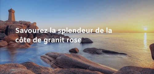 Côte de granit rose au coucher de soleil avec phare et côtes rocheuses près des Forges du Lou, Bretagne