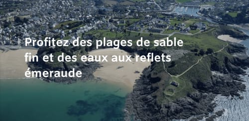 Vue aérienne de Jugon-les-Lacs avec ses plages de sable fin et eaux émeraude, Les Forges Du Lou à proximité