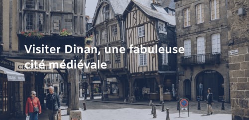 Rue médiévale de Dinan avec maisons à colombages. Les Forges Du Lou près de Jugon-les-Lacs, France.