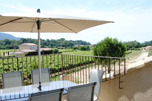 Vue sur le domaine, terrasse ensoleillé, chambre d'hôte, gîtes, le Clos d'Olea, provence, Luberon.