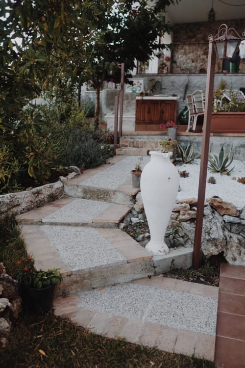 B&B Villa Alemi, 7 camere luminose e 1 mini appartamento a Rivello. Le stanze hanno un balcone con vista sul giardino e terrazza con ombrellone e sdraio. 10km dalla spiaggia di Maratea. Colazione inclusa, servizio noleggio bici, guida per escursioni.