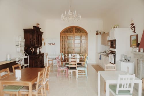B&B Villa Alemi, 7 camere luminose e 1 mini appartamento a Rivello. Le stanze hanno un balcone con vista sul giardino e terrazza con ombrellone e sdraio. 10km dalla spiaggia di Maratea. Colazione inclusa, servizio noleggio bici, guida per escursioni.