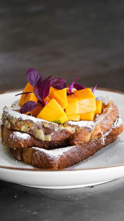 Toast gastronomique à la mangue et basilic violet à Organica Yoga Shelter, Paquera Costa Rica