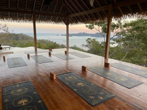 Studio de yoga avec vue sur l'océan et le dôme végétal à Organica Yoga Shelter, Paquera, Costa Rica
