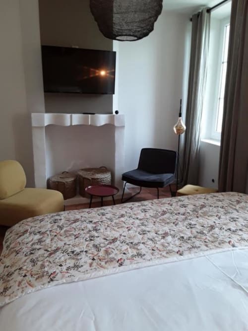Lit double avec TV écran plat - Chambre d'hôtes Le Clos Marceau