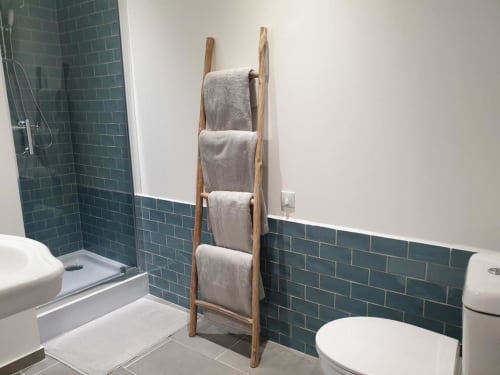Sèche serviette en bois - Salle de bain moderne - B&B