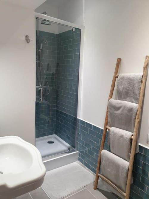 Salle de bain moderne avec sèche serviette en bois - B&B Provence