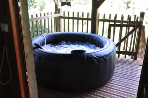 Jacuzzi extérieur avec vu sur le jardin, pointe-noire, hébergements insolites, West Indies cottage, Guadeloupe. 