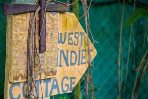 Pancarte annonce, chambre, pointe-noire, hébergements insolites, West Indies cottage, Guadeloupe. 