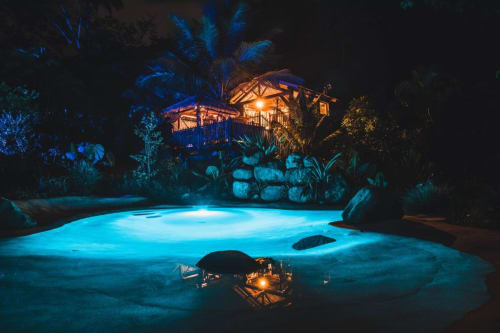 Cabane perchée, vu de nuit, piscine éclairée, pointe-noire, hébergements insolites, West Indies cottage, tree house, cabane dans les arbres, le tiki, Guadeloupe. 