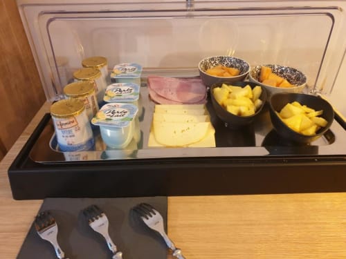 Petits-déjeuner avec produits laitier, charcuterie et fruits frais de saison - Maison d'hôtes Le clos marceau Bédoin