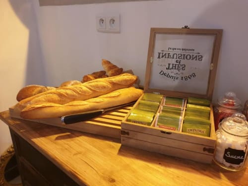 Petit-déjeuner avec pain et viennoiseries - Boisson chaudes, café, thé 