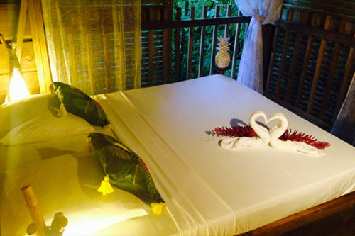 Chambre double, ouverture sur l'extérieur, hébergements insolites, West Indies cottage, tree house, cabane dans les arbres, Guadeloupe.