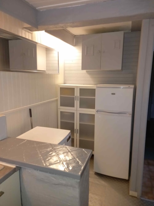 Une cuisine toute équipée avec four, réfrigérateur, lave vaisselle, lave linge, cafetière, plaque de cuisson, etc...