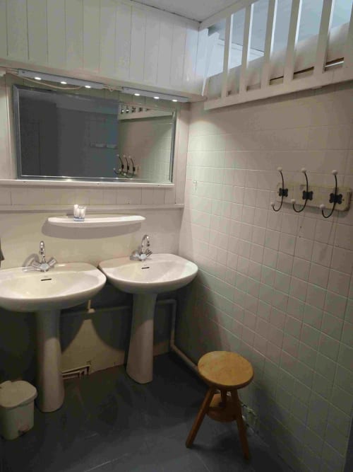 Une grande salle de bain avec 2 lavabos pour la famille.