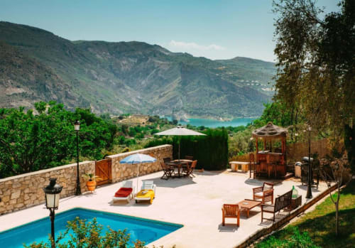 piscina con vistas de la sierra nevada