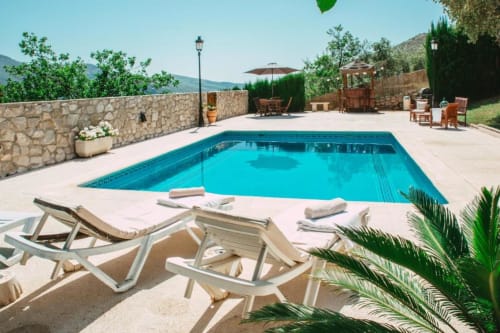 piscina con vistas de la sierra nevada