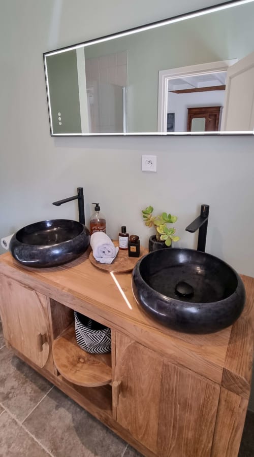 Moderne badkamer in Moulin Renaudiots met zwarte wastafelschalen, houten werkblad en verlichte spiegel in Autun