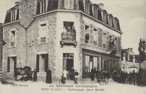 Bâtiment historique en pierre avec toit mansardé, architecture bretonne du début des années 1900 près de Jugon-les-Lacs