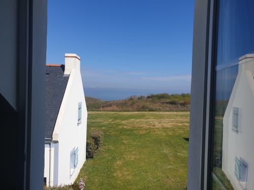 Vue depuis la Résidence 101 de Loc'Maria sur Belle Île en Mer, surplombant les espaces verts et le paysage côtier