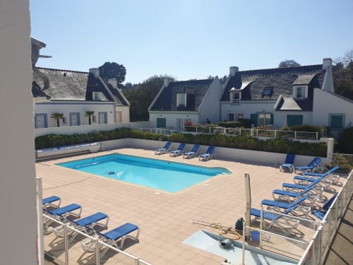 Piscine avec transats bleus au resort Loc'Maria à Belle Île en Mer, Bretagne