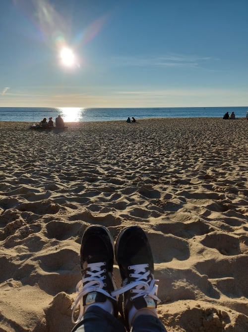 posez sur le sable vos baskets, face à la mer, capturant l'esprit de la Bretagne Sud, près de Ty Coz Breizh, chambres d'hôtes à Lorient, offrant un cadre idéal pour les amoureux de la nature et les promenades sur la plage.