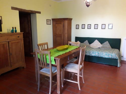 Agriturismo Ca' le Suore | Bilocale a Cagli, Marche. Appartamento con terrazza, vista giardino, soggiorno con angolo cottura, camera matrimoniale, divano letto, bagno con doccia. Wifi, TV, spazio esterno, piscina con sdraio, campo da tennis, camino, ventilatore.